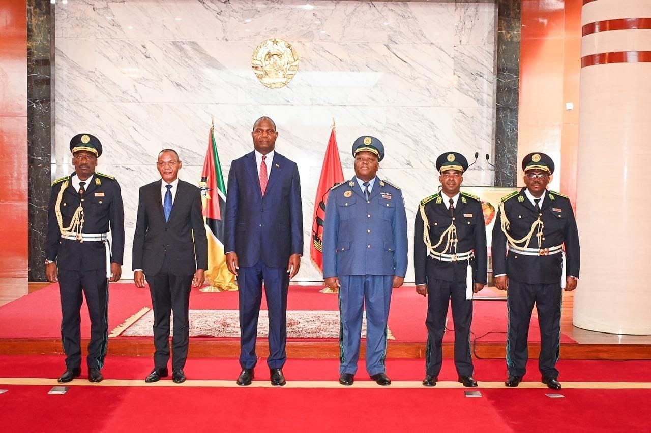 Whose side is Paulo Chachine on?