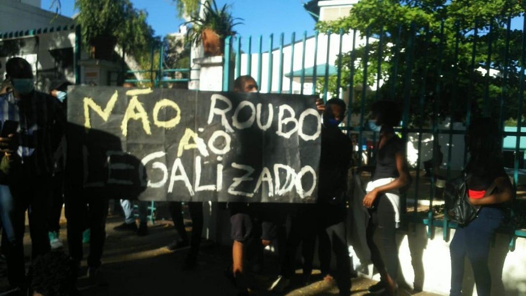 Protests in Maputo over parliament pay; Visa transactions highlight suspicion over central bank’s exchange rate