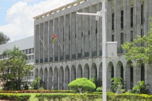 South Africa closes land borders; LAM ends Lisbon flights