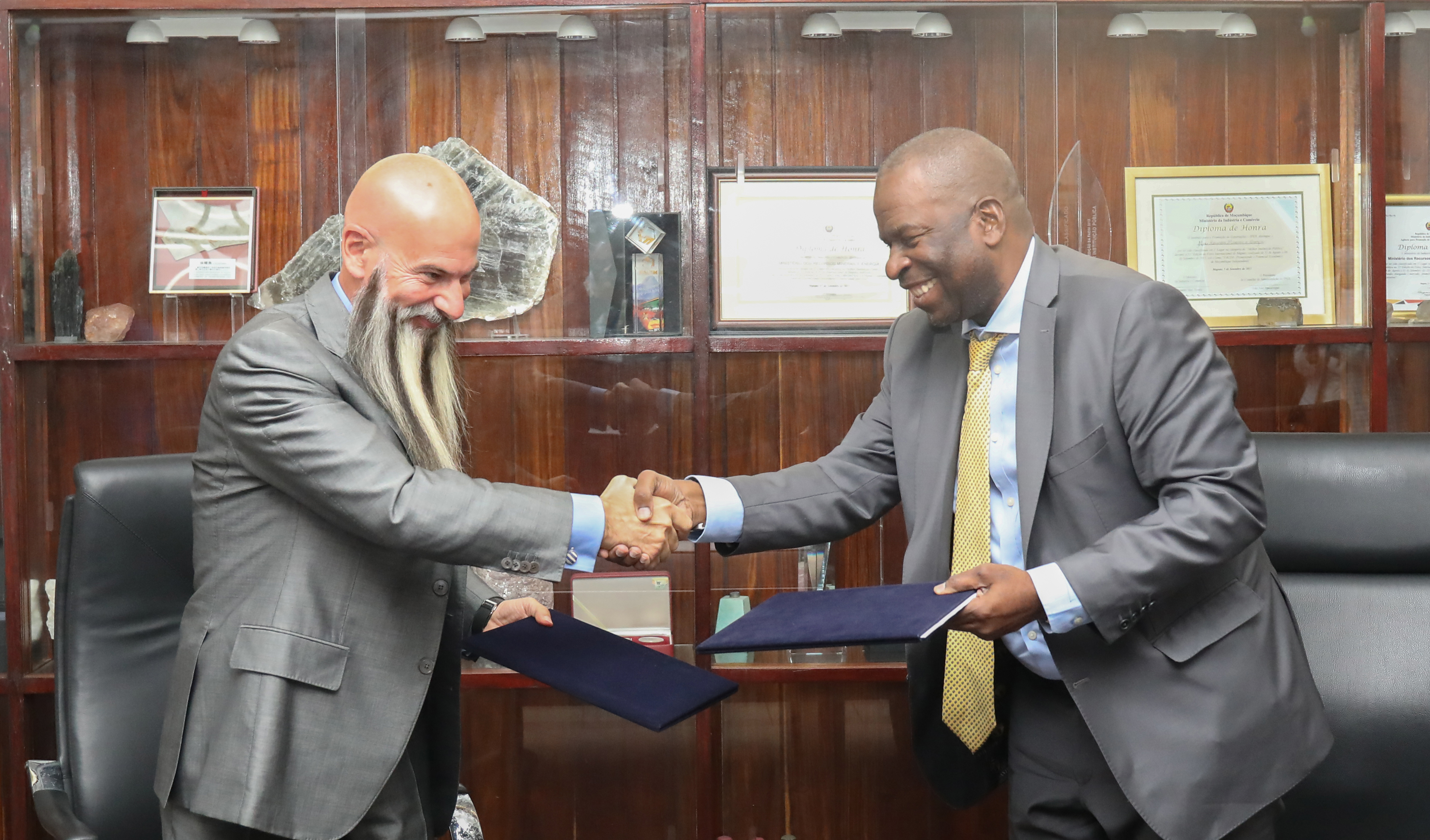 Saipem's Michele Poggi and ENH chairman Estêvão Pale signing an MoU in Maputo, 22 June 2022